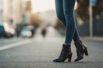Jakie botki do jeansów kupić? Praktyczny poradnik